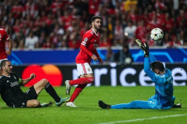 رافا سيلفا يسجل هدف ثالث خلال مباراة بنفيكا يوفنتوس - Rafa Silva scores 3rd goal during Benfica Juventus match