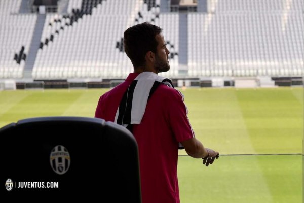 بيانيتش مع ملعب و قميص اليوفنتوس - Pjanic with Juventus Shirt
