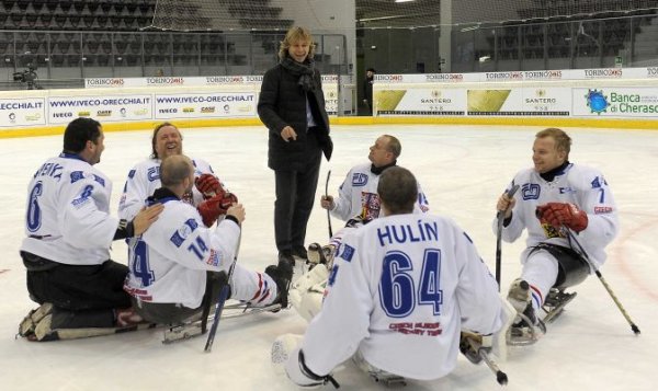 Pavel Nedved talk and smile with Czech team for ice hockey