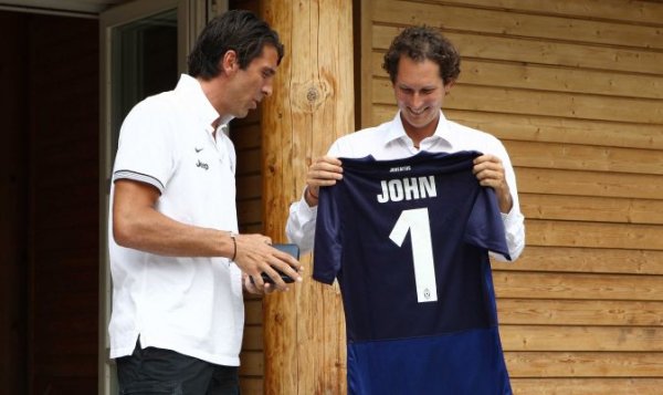 بوفون يهدي القميص رقم 1 لـ جون الكان