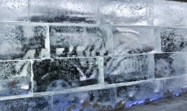 سيارة جيب البيانكونيرية داخل الجليد