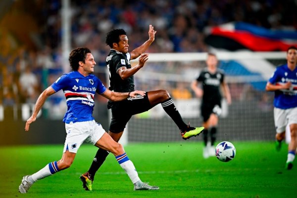 كوادرادو في مباراة سامبدوريا يوفنتوس - Cuadrado Vs Augello during Sampdoria Juventus match