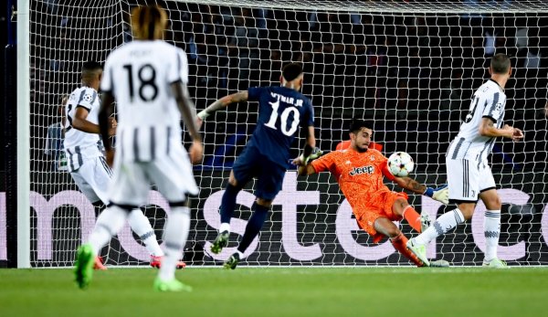 بيرين يتصدى لتسديدة نيمار في مباراة باريس سان جيرمان و يوفنتوس - Perin saves Neymar shot during Psg Juventus match