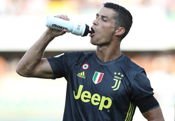 رونالدو يشرب الماء - Ronaldo drinks water