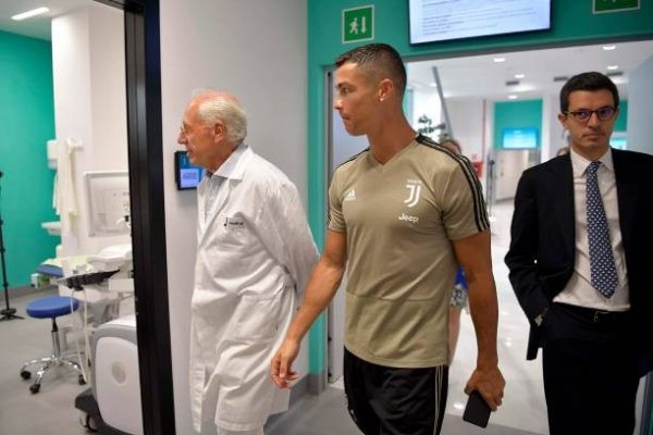 رونالدو يستعد للفحوصات بشعار اليوفي - Ronaldo prepares for Medical Tests