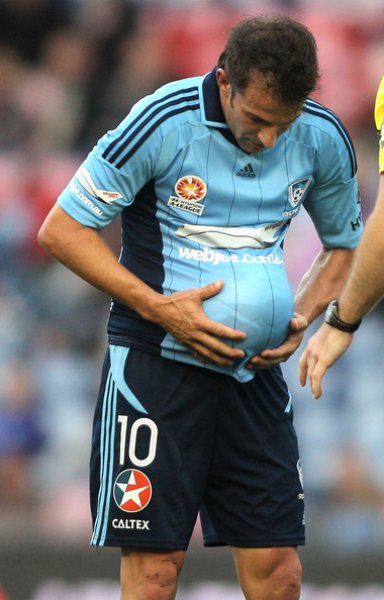 ديل بييرو يجهز الكرة داخل قميصه قبل التسديد