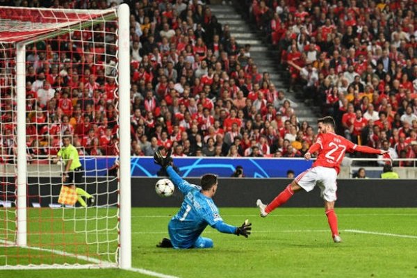 رافا سيلفا يسجل هدف رابع خلال مباراة بنفيكا يوفنتوس - Rafa Silva scores 4th goal during Benfica Juventus match