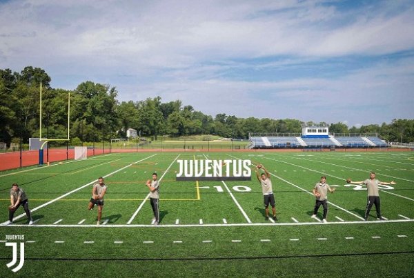 لاعبي اليوفي مع الكرة الامريكية - Juventus players with American Football