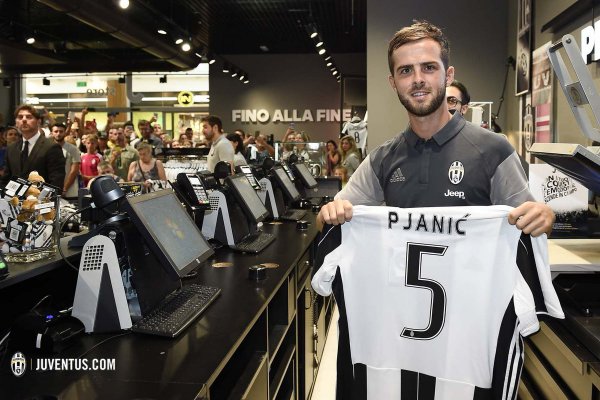 بيانيتش في متجر اليوفنتوس - Pjanic in Juventus Store