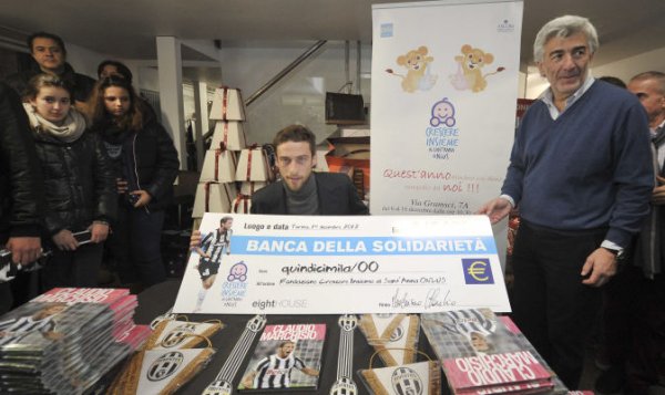 صورة ماركيزيو مع قيمة تبرعه ببيع كتابه