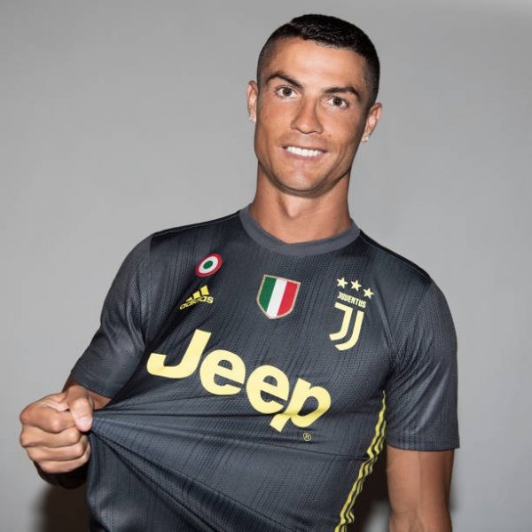 عرض رونالدو بقميص اليوفي الثالث - Ronaldo Presentation with Juve Kit