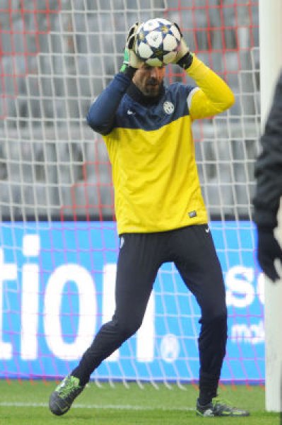 جيجي بوفون يمسك الكرة بالتدريب Buffon
