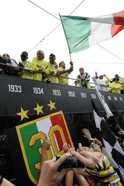 كوالياريلا يرفع علم ايطاليا من الحافلة