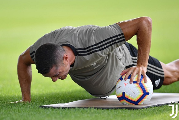 كريستيانو رونالدو بتمرين الضغط - Cristiano Ronaldo