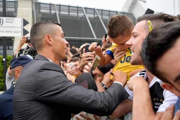 كريستيانو رونالدو يوقع لجماهير اليوفي Crisitano Ronaldo signs for juve fans
