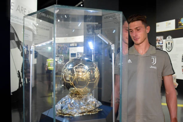 كالدارا امام الكرة الذهبية بمتحف اليوفي - Caldara in Juventus Museum