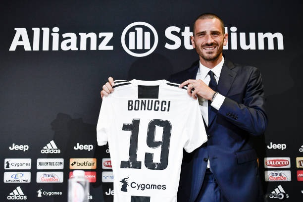 بونوتشي يعرض قميصه بالرقم 19 - Bonucci N19
