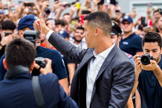 كريستيانو رونالدو يحيي جماهير اليوفي - Crisitano Ronaldo greet the fans