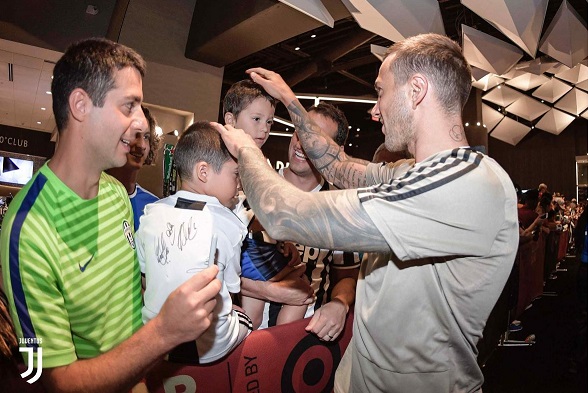 بيرنارديسكي مع المشجعين - Bernardeschi with fans