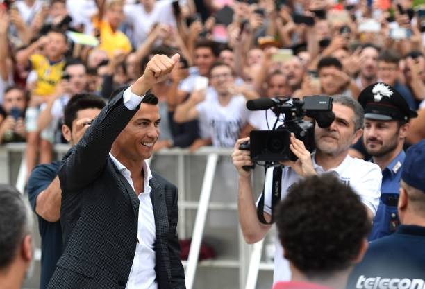 كريستيانو رونالدو يحيي الجماهير - Crisitano Ronaldo greet the fans