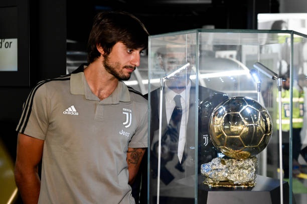 بيرين امام الكرة الذهبية بمتحف اليوفي - Perin in Juventus Museum