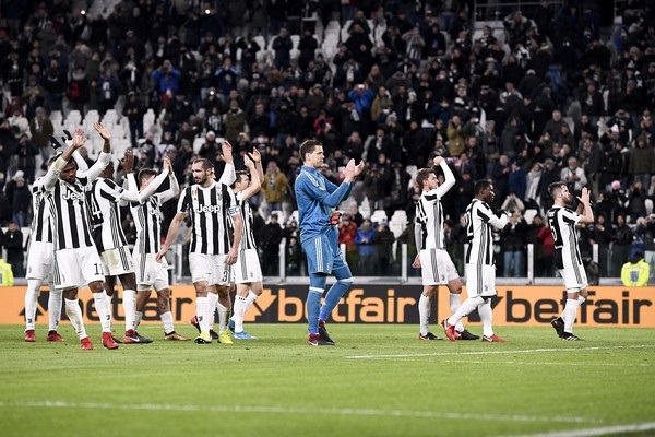 فرحة لاعبي اليوفي بالفوز - Juve players celebrate after win