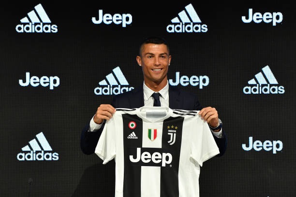 رونالدو يعرض قميصه البيانكونيرو - Ronaldo show his Juventus shirt