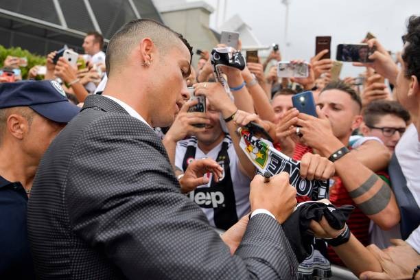كريستيانو رونالدو يوقع لجماهير اليوفي Crisitano Ronaldo signs for juve fans
