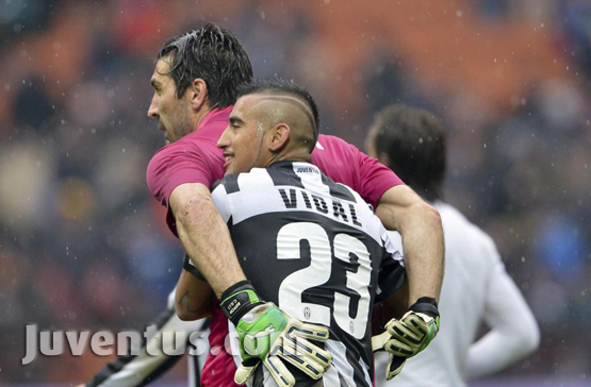 فيدال على ظهر بوفون و فرحة الفوز - Vidal happy with Buffon