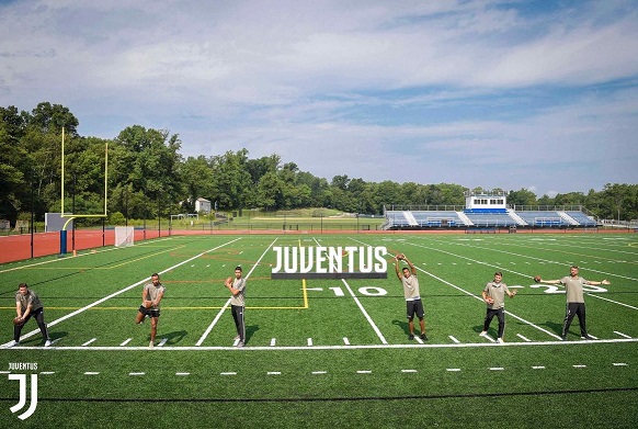 لاعبي اليوفي مع الكرة الامريكية - Juventus players with American Football