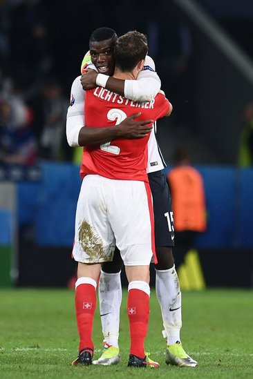 بعد لقاء فرنسا و سويسرا : عناق زملاء اليوفي Hug between Pogba Lichtsteiner