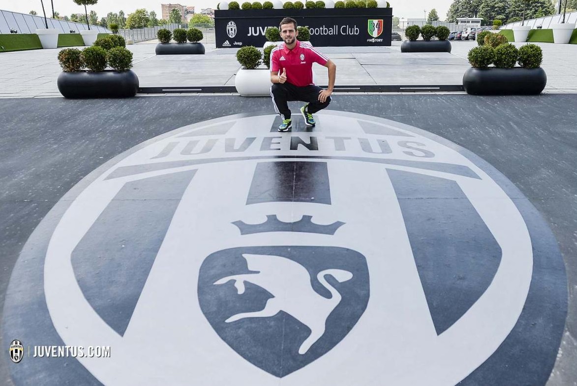 بيانيتش مع ملعب و قميص اليوفنتوس - Pjanic with Juventus Shirt