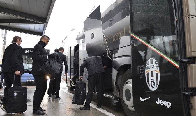 نزول الفريق من الحافلة و بالصورة فيدال و ماتري - Juventus Bus