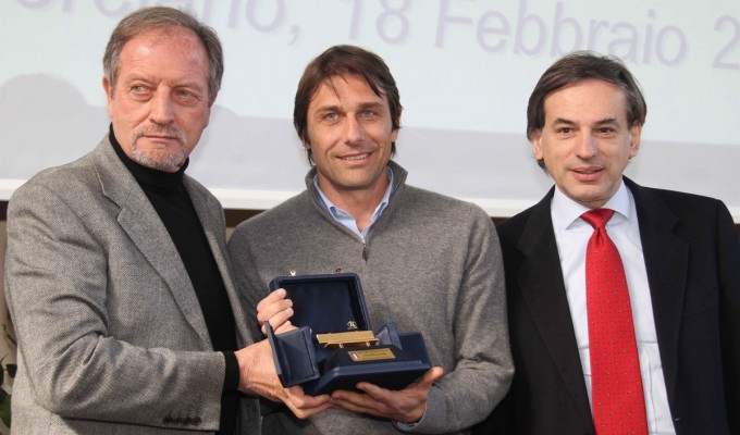 انطونيو كونتي يستلم الجائزة من اوليفيرا - Conte with Renzo Ulivieri