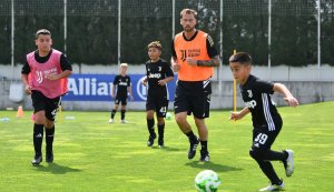 ماركيزيو خلال مشروع أكاديمية يوفنتوس 2023 مع الصغار - Claudio Marchisio during Juventus academy project ( train like a pro )