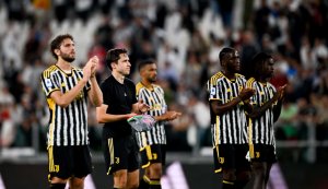 لاعبي يوفنتوس بعد نهاية مباراتهم ضد ميلان 2023 - Juventus players salute the fans after the match Vs Milan