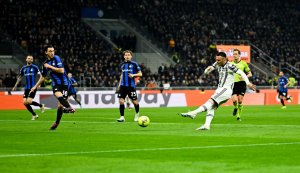 كوستيتش يسجل الهدف خلال مباراة يوفنتوس ضد انتر ميلان 2023 - Filip Kostic scores a goal during Juventus match Vs Inter Milan
