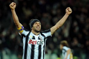 من الذاكرة : ديل بييرو يحتفل بهدف جياكيريني لليوفي ضد بولونيا - Del Piero celebrates for Giaccherini goal in Juventus Bologna 2011 match