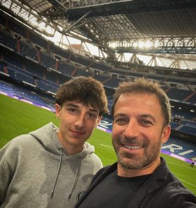 ديل بييرو مع ابنه توبياس في سانتياغو بيرنابيو - Del Piero & his son Tobias before Real Madrid - Barcelona match