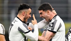 كوستيتش يحتفل بهدفه مع فلاهوفيتش خلال مباراة يوفنتوس ضد انتر ميلان 2023 - Kostic celebrates with Vlahovic during Juventus match Vs Inter Milan