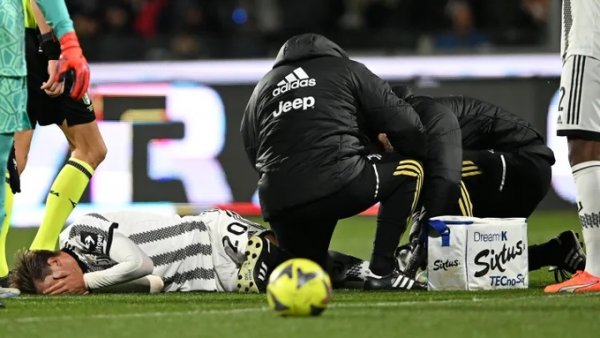 فابيو ميريتي يتعرض للإصابة خلال مباراة يوفنتوس ضد ساليرنيتانا - Miretti got injured during Juventus match against Salernitana