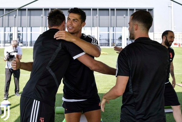 رونالدو يعانق ماندزوكيتش - Cristiano Ronaldo embraces Mandzukic
