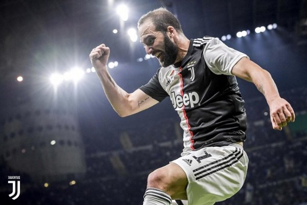 غونزالو هيغوين يحتفل بالهدف الثاني - Higuain celebrates after scored 2nd goal 