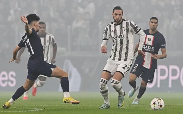 رابيو ضد فيتينها خلال مباراة يوفنتوس ضد باريس سان جيرمان - Rabiot Vs Vitinha during Juventus Psg match