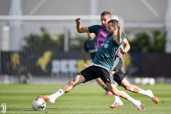 بينتانكور و بيانيتش في تدريبات اليوفي في مايو 2020 - Pjanic & Bentancur during Juventus training