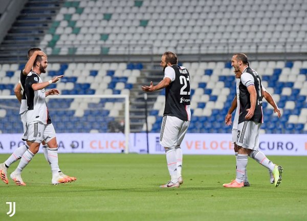 هيغوين يحتفل بهدفه مع بيانيتش في مباراة ساسولو يوفنتوس - Higuain celebrates with Pjanic in Sassuolo Juventus match