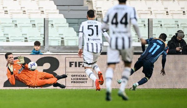 تشيزني خلال مباراة يوفنتوس رييكا الودية - Szczesny during Juventus X Rijeka match