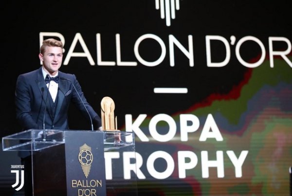 مدافع اليوفي دي ليخت مع جائزة كوبا لافضل شاب - De Ligt with Kopa trophy 2019
