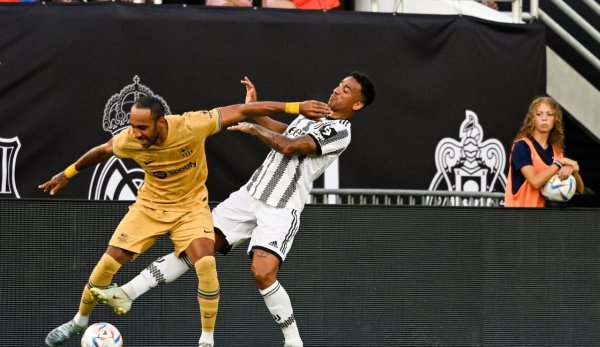 دانيلو و أوباميانغ في مباراة يوفنتوس و برشلونة الودية - Danilo & Aubmeyang during Juventus Barcelona match
