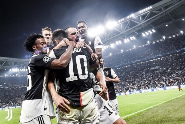 ديبالا يحتفل مع Alex Sandro & Bonucci & Cuadrado